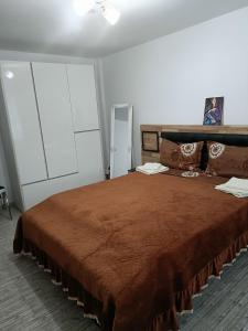 Tempat tidur dalam kamar di Apartament Manu Tg Neamt