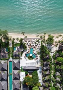 uma vista aérea de um resort com piscina e oceano em Nikki Beach Resort & Spa Koh Samui em Lipa Noi