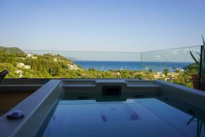 - une piscine avec vue sur l'océan dans l'établissement Golden Bay Suites & Maisonettes, à Parga