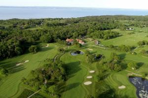 - une vue aérienne sur un parcours de golf avec l'océan dans l'établissement Visit Örestrand, à Strandbaden