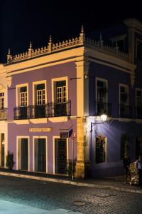 ein großes Gebäude in der Nacht auf einer Straße in der Unterkunft Bahiacafé Hotel in Salvador