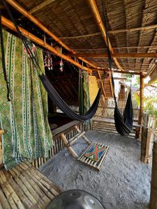 una habitación con 2 hamacas en una casa en Tribal Huts Community, en Daanbantayan