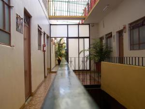 un couloir vide d'un bâtiment avec un long couloir dans l'établissement Hostal Mixteco Naba Nandoo, à Oaxaca