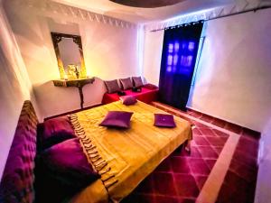 1 dormitorio con cama, sofá y espejo en Dar Melody, en Djerba