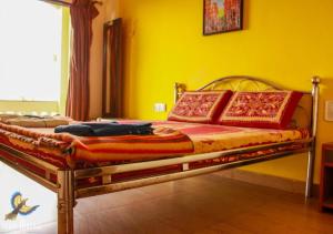 A bed or beds in a room at Hotel Oceano Retreat Ganpatipule