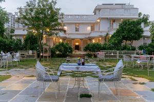 Aed väljaspool majutusasutust Naila Kothi - A Luxury Boutique Royal Suites in Jaipur