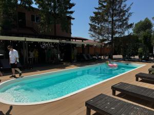 una piscina con un flotador rosa en el medio en Old School Villa en Gnedin