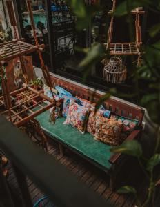 - un banc avec des oreillers dans la chambre dans l'établissement Casa Conicarit, à Puerto Escondido