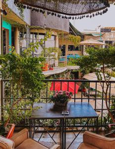 - un balcon avec une table et des fleurs dans l'établissement Casa Conicarit, à Puerto Escondido