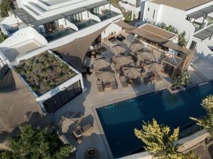 eine Luftansicht eines Hotels mit Pool in der Unterkunft Asty Mykonos Hotel & Spa - World of One Hotel Group in Mykonos Stadt