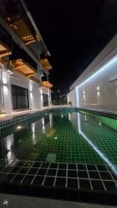 - une piscine vide la nuit dans un bâtiment dans l'établissement Smile Boutique at Saiyuan, à Rawai Beach