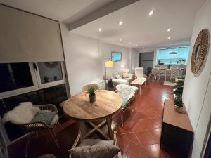 een woonkamer met een tafel en stoelen bij Luxury Apartment Zona baja in Sierra Nevada