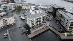 une vue aérienne sur une ville avec des bâtiments dans l'établissement Luxury penthouse apt with amazing views, à Svolvær