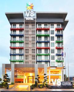 een hotelgebouw met een klok erop bij V8 Hotel Johor Bahru in Johor Bahru