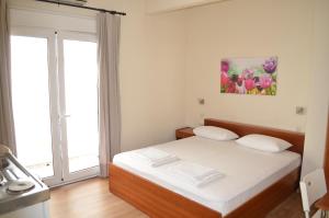 سرير أو أسرّة في غرفة في Hotel Europa - Family and Senior Friendly