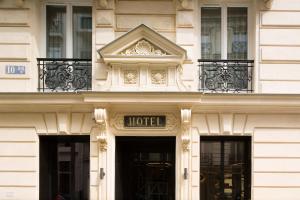 een hotelbord aan de voorzijde van een gebouw bij Hotel Le 10 BIS in Parijs