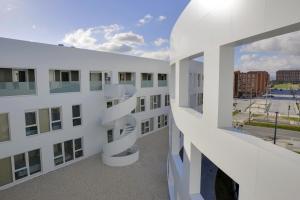 - une vue depuis le balcon d'un bâtiment dans l'établissement Apartamentos Irenaz, à Vitoria-Gasteiz