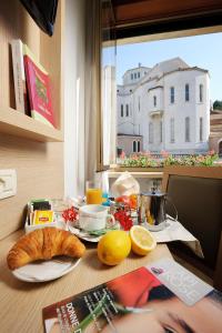 una mesa con un desayuno de cruasanes y una ventana en Hotel Delle Rose en Cascia