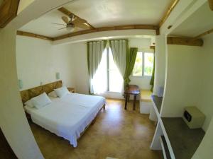 Uma cama ou camas num quarto em Lanterna Hotel Boracay