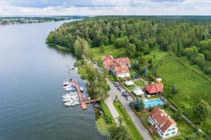 uma vista aérea de uma casa e barcos num porto em Amax Boutique Hotel em Mikolajki