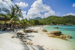 een strand met rotsen en palmbomen en de oceaan bij Crystal Bay Yacht Club Beach Resort in Lamai