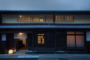 un edificio con una puerta y un edificio con ventanas en Ryokan Mugen (Adult Only) en Kyoto