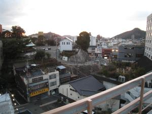 - Balcón con vistas a la ciudad en Hotel Eco Dogo en Matsuyama