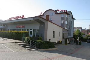 um hotel com uma placa no topo de um edifício em Hotel Trojka em Przemyśl