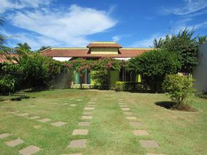 a garden in front of a house at Pousada Mangas in Manguinhos