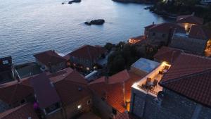 eine Luftansicht einer Stadt am Wasser in der Unterkunft Apartments Timoni in Ulcinj