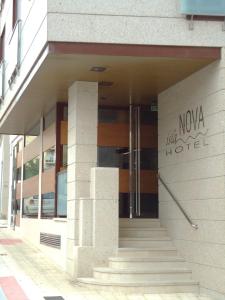 un edificio con ingresso ad un hotel di Isla Nova Hotel a Foz