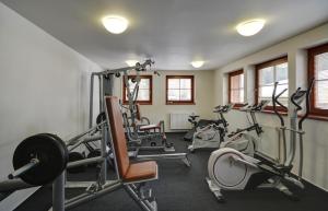 een fitnessruimte met verschillende loopbanden in een kamer bij Hotel Stoh in Špindlerův Mlýn