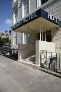 un hotel con un cartello sul lato di un edificio di Acorn Hotel a Glasgow