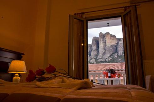 Schlafzimmer mit einem Fenster mit Bergblick in der Unterkunft Hotel Kosta Famissi in Kalambaka