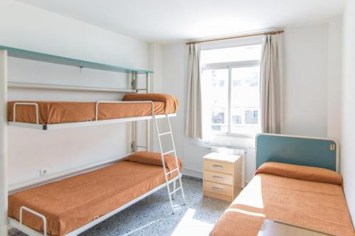 Una cama o camas en una habitación de Albergue Inturjoven Granada