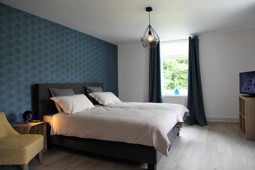 Un pat sau paturi într-o cameră la Les Lucioles
