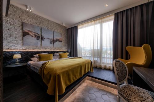 Een bed of bedden in een kamer bij Hotel Nox