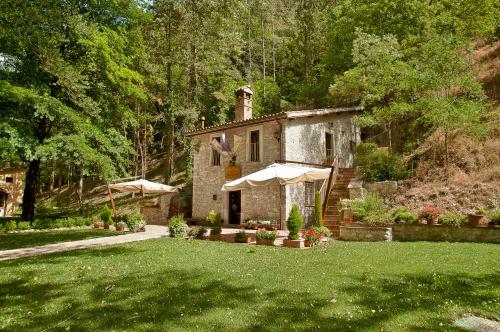 Un jardín fuera de Torre Del Nera Albergo diffuso & Spa