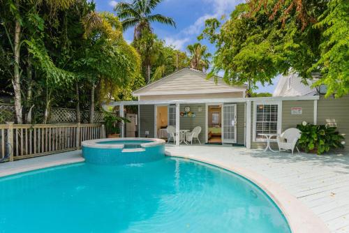 Key West Villas في كي ويست: مسبح امام بيت