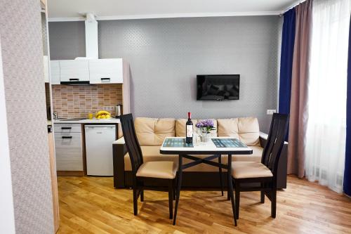 A kitchen or kitchenette at ANTARES Apart hotel