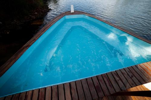 - une piscine sur une terrasse au bord de l'eau dans l'établissement Tapri - Hotel Flutuante, à Barra Bonita