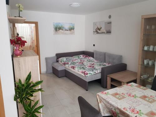 een kleine kamer met een bed en een tafel bij Izola city center apartment in Izola