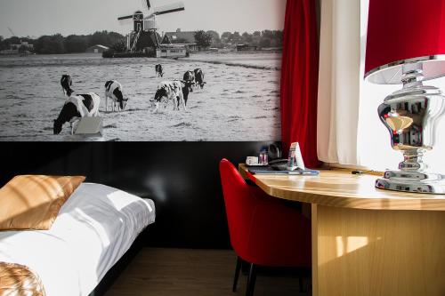 מיטה או מיטות בחדר ב-Bastion Hotel Leiden Oegstgeest