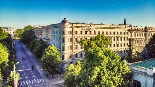 un gran edificio con una calle delante en Grand Poet Hotel and SPA by Semarah, en Riga