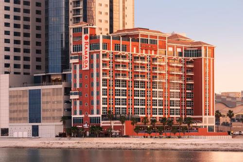 un gran edificio en la playa con edificios altos en Ramada by Wyndham Manama City Centre, en Manama