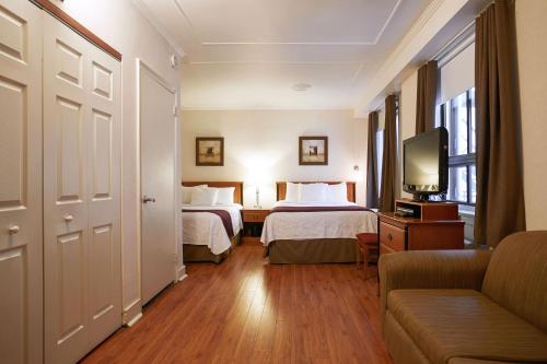 Cama ou camas em um quarto em Hotel St-Denis