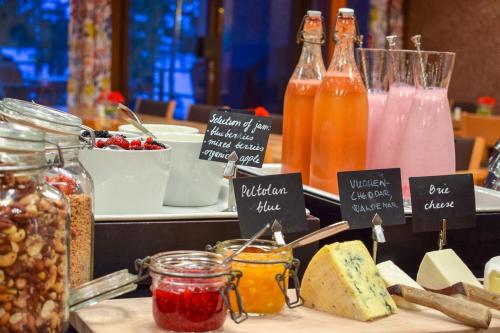 ein Buffet mit verschiedenen Speisen und Getränken in der Unterkunft Hotel Hanasaari in Espoo