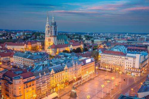 una vista aérea de una ciudad por la noche en Main Square Oval Apartment, en Zagreb