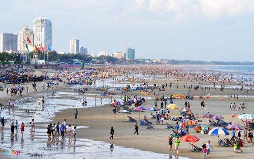 een grote menigte mensen op een strand bij Hotel Hoai Anh in Vung Tau