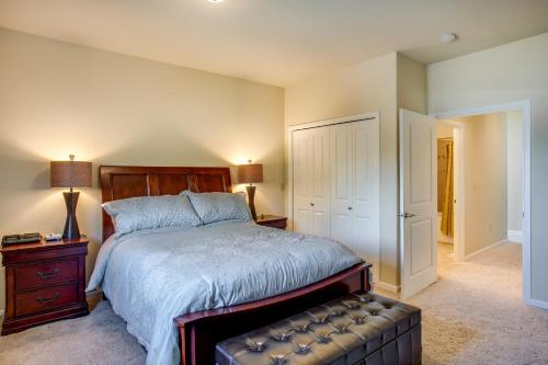 A bed or beds in a room at Chelan Resort Waterfront Townhouse